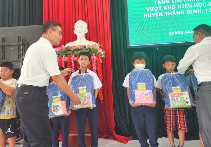 Theo Đảng uỷ, UBND xã Bình Giang, số quà trao tặng cho các học sinh nghèp vượt khó của xã là niềm động viên, chia sẻ giúp các em vươn lên trong học tập.