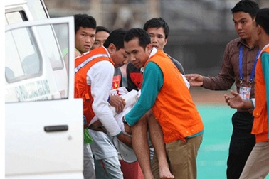 Đội trưởng U19 Việt Nam bị gãy tay