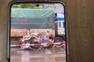 Tài xế bất ngờ chui ra từ ô tô con bẹp rúm sau va chạm liên hoàn