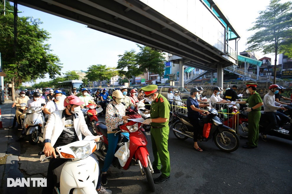 Hà Nội: Ngày đầu triển khai 39 chốt kiểm soát liên ngành tại vùng đỏ - 14 Hà Nội: Ngày đầu triển khai 39 chốt kiểm soát liên ngành tại vùng đỏ - 14