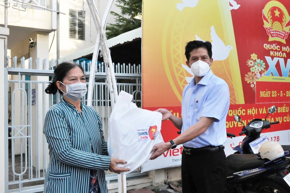 Trao 300 túi an sinh tới người dân TP Cần Thơ trong tâm dịch Covid-19 - 3 Trao 300 túi an sinh tới người dân TP Cần Thơ trong tâm dịch Covid-19 - 3