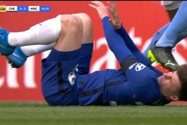 Tranh cãi nảy lửa khi ngôi sao Chelsea bị giẫm thẳng vào mặt