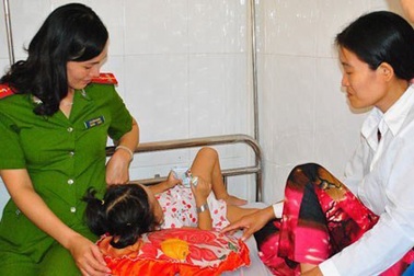 Bé 3 tuổi nghi bị bạo hành, cha ruột thừa nhận 