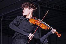 Cựu nam sinh chuyên Sử trường Ams mở lối đi riêng với đam mê đàn violin