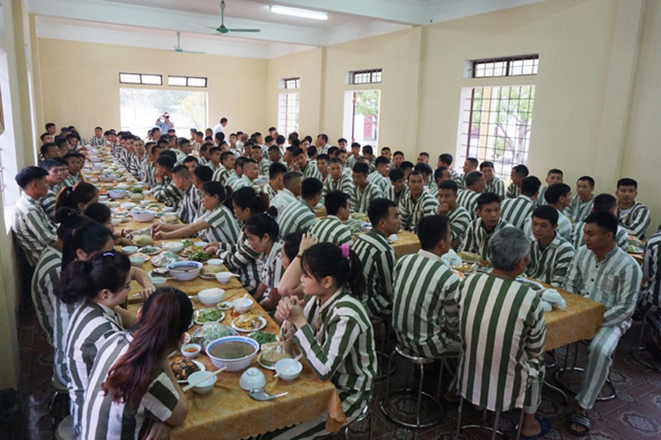 Lắng lòng bên mâm cơm tất niên ở trại giam - 4 Lắng lòng bên mâm cơm tất niên ở trại giam - 4