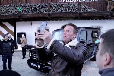 Arnold Schwarzenegger khoe xe G-Class chạy điện