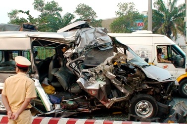Hình ảnh vụ tai nạn khiến 2 người chết, 13 người bị thương