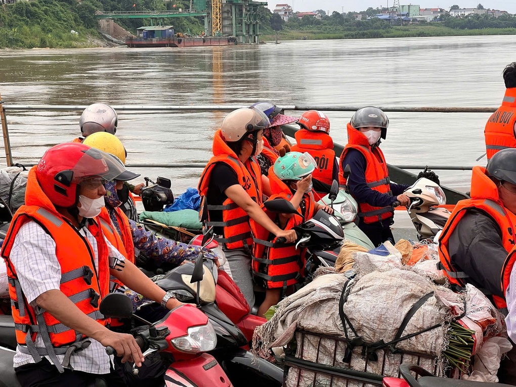 Vận hành lại phà quân sự ở khu vực cầu Phong Châu - 1 Vận hành lại phà quân sự ở khu vực cầu Phong Châu - 1