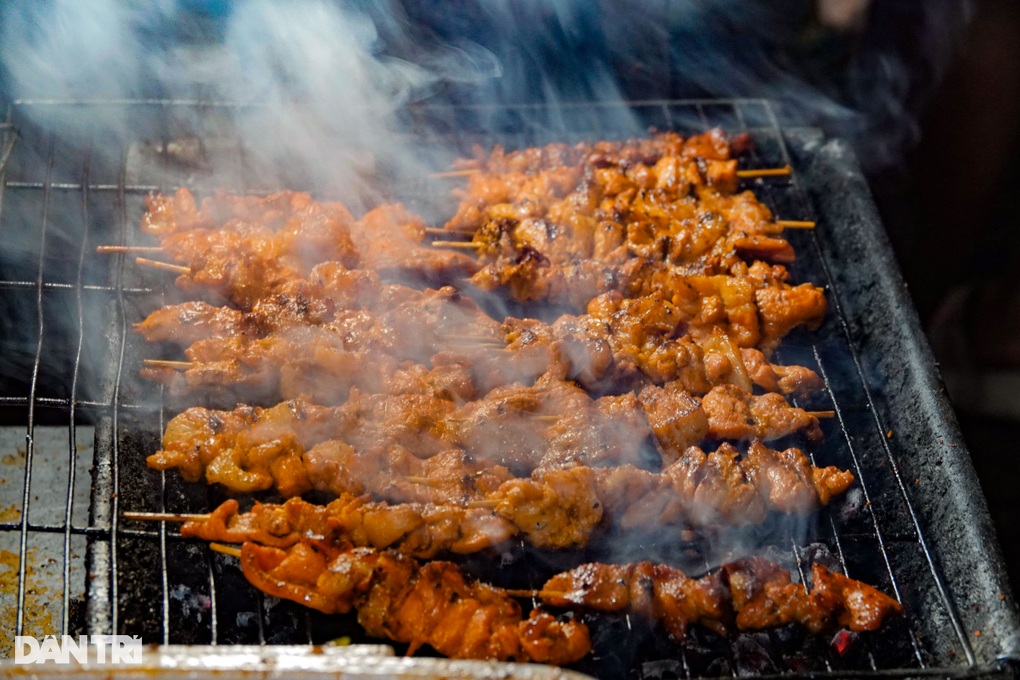 Grilled skewers have a turnover of more than 16 million VND/day: The secret to crowded customers - 2