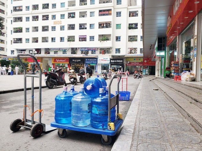 Vụ nước nhiễm dầu thải: Dân buôn đóng cửa, từ chối khách mua nước đóng bình vì quá tải - Ảnh 4. Vụ nước nhiễm dầu thải: Dân buôn đóng cửa, từ chối khách mua nước đóng bình vì quá tải - Ảnh 4.