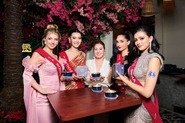 Dàn thí sinh Miss Charm ấn tượng với hương vị yến tự sôi Nie Phạm