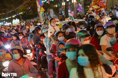 TPHCM kẹt xe đêm Noel, Nhà thờ Đức Bà đóng cửa, dân xếp hàng dài xin vào lễ