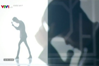 Hồ Trung Dũng phản hồi trước việc bị lên án khi đứng trên đàn piano