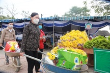 Gần Tết, người khó khăn đi chợ được mua hàng miễn phí, nhận lì xì