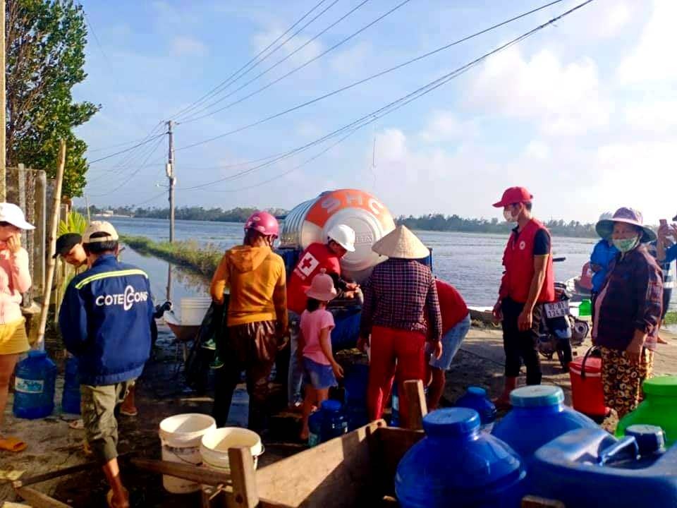 Dịch vụ bơm nước tận nhà đắt hàng thời “tê liệt” sau bão số 9 - 5 Dịch vụ bơm nước tận nhà đắt hàng thời “tê liệt” sau bão số 9 - 5