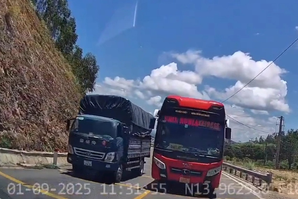 Cảnh sát giao thông vào cuộc vụ tài xế xe khách vượt ẩu trên đèo An Khê - 1 Cảnh sát giao thông vào cuộc vụ tài xế xe khách vượt ẩu trên đèo An Khê - 1