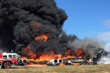 Máy bay ném bom B-52 của Mỹ rơi ở đảo Guam, bốc cháy ngùn ngụt