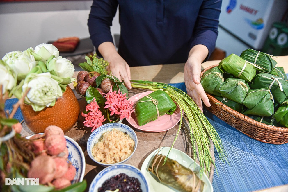 Dịch vụ giao mâm cúng Tết Đoan Ngọ đắt như tôm tươi, khách gọi cháy máy - 1 Dịch vụ giao mâm cúng Tết Đoan Ngọ đắt như tôm tươi, khách gọi cháy máy - 1
