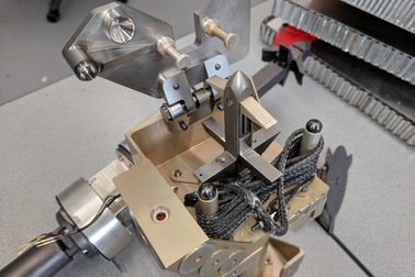 Dọn rác vũ trụ bằng… lao móc