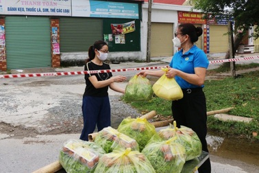 Những phần quà ấm lòng công nhân phải tạm nghỉ việc vì dịch Covid-19