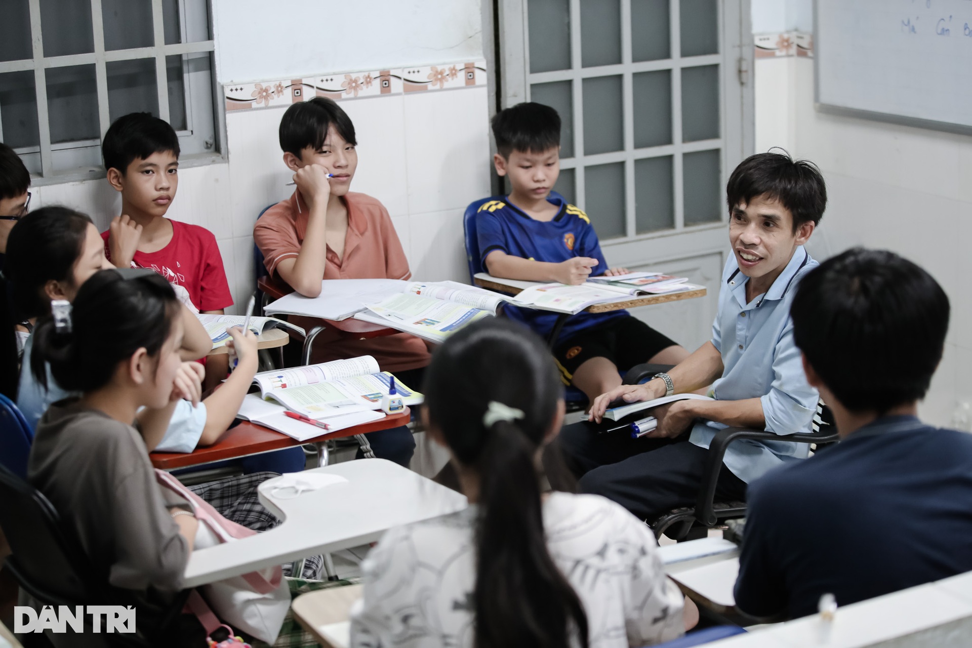 Thầy giáo công nhân bán gà, vịt mua sách vở cho học sinh nghèo - 3 Thầy giáo công nhân bán gà, vịt mua sách vở cho học sinh nghèo - 3