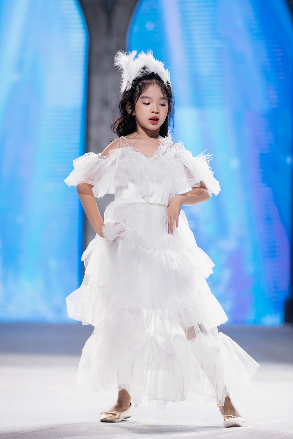 Con gái Xuân Lan nổi bật trên sàn catwalk - 2 Con gái Xuân Lan nổi bật trên sàn catwalk - 2