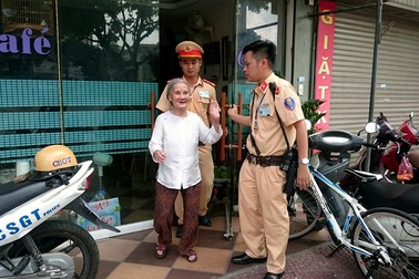 Hà Nội: CSGT giúp đỡ cụ già bị lạc khi đi chợ