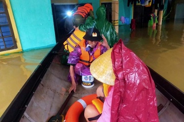 Lật đò khi đang đi tránh lũ, 2 cháu bé tử vong