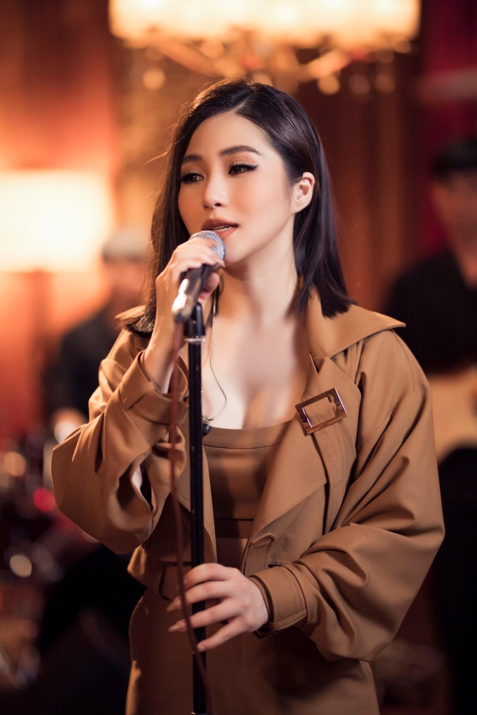 Hương Tràm bất ngờ về Việt Nam ăn Tết, bác tin đồn sang Mỹ sinh con - 6