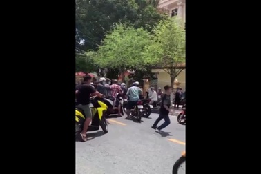 Tòa tuyên án chung thân trùm giang hồ, trước cổng tòa như có tiếng như súng