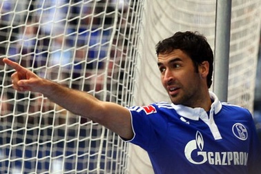 Bàn thắng huyền ảo của “chúa nhẫn” Raul Gonzalez