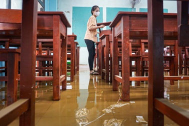 Gần 1.500 học sinh nghỉ học vì trường ngập bùn non