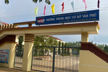 Vụ học sinh ném dép, lăng mạ cô giáo: Tạm đình chỉ hiệu trưởng