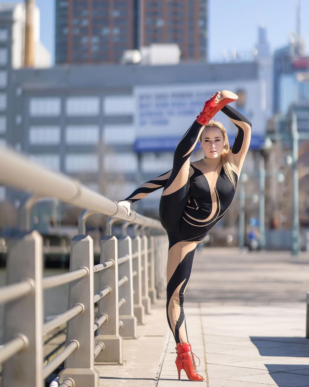 Ngỡ ngàng trước trình bắn cung... bằng chân của mỹ nhân 9x - 5