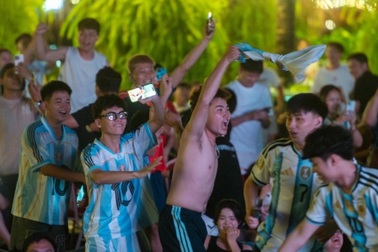 CĐV ôm đầu tiếc nuối rồi vỡ òa hạnh phúc xem Messi "lên thần" trước Ai Cập