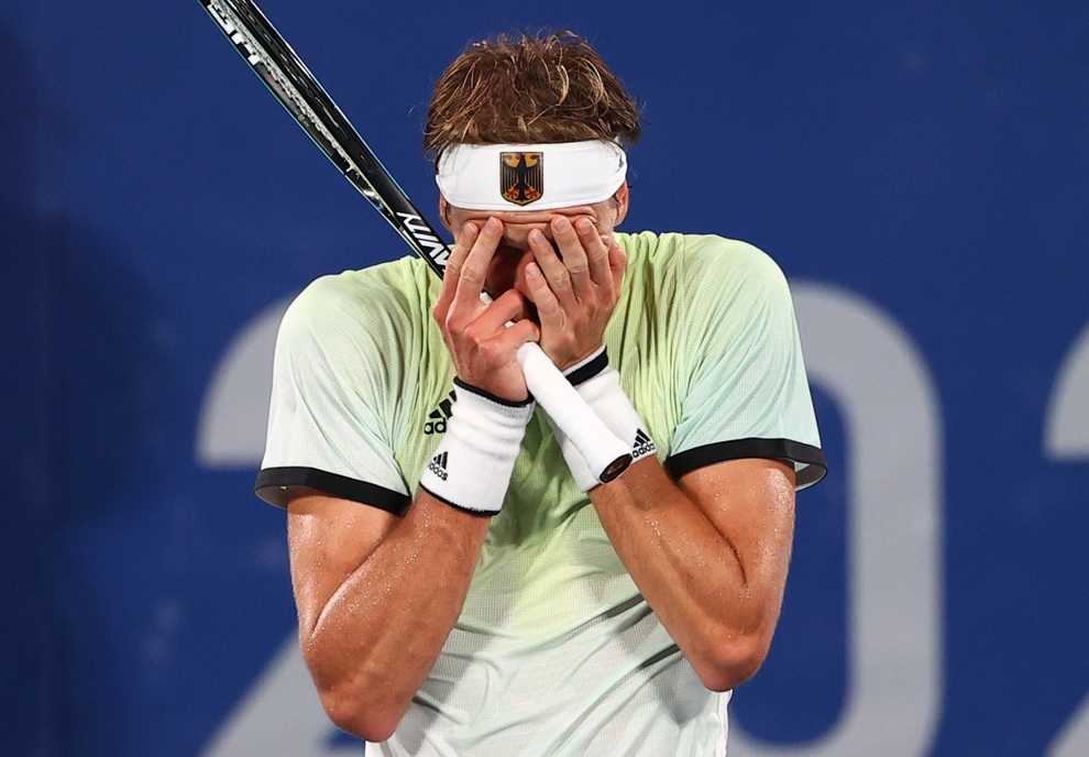 Alex Zverev khóc và xin lỗi sau khi làm tan mộng HCV của Djokovic - 2 Alex Zverev khóc và xin lỗi sau khi làm tan mộng HCV của Djokovic - 2