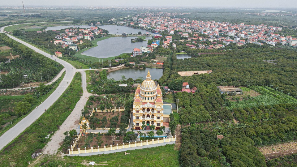 Lâu đài dát vàng, bên trong toàn nội thất đắt đỏ của đại gia ở Hưng Yên - 14 Lâu đài dát vàng, bên trong toàn nội thất đắt đỏ của đại gia ở Hưng Yên - 14