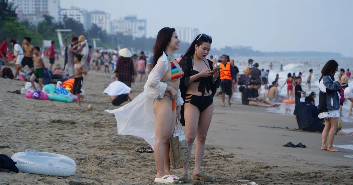 Biển Sầm Sơn đông nghịt trong ngày nắng nóng đầu hè - 1
