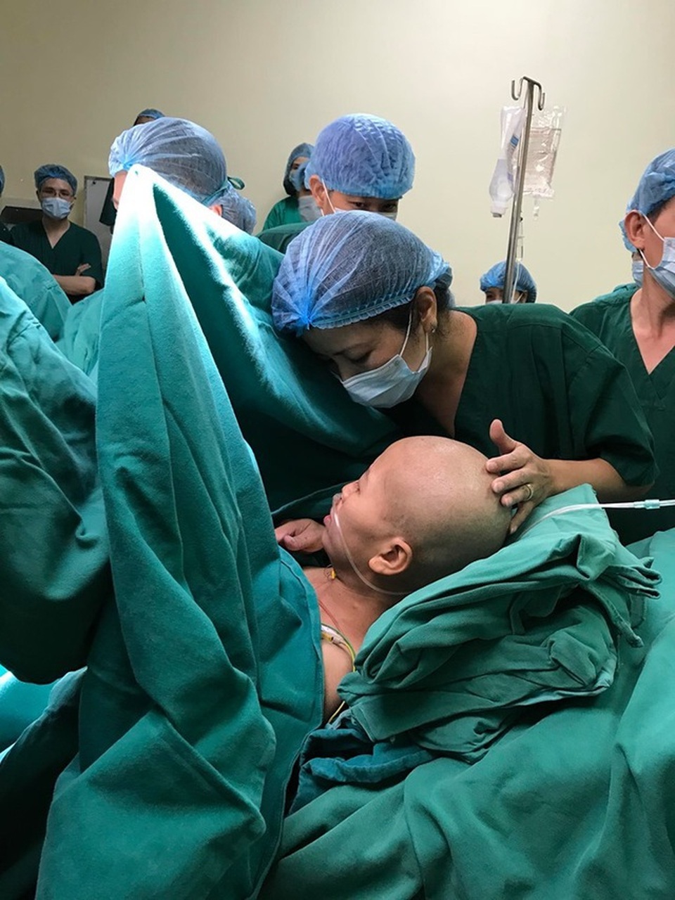 Người mẹ ung thư khao khát Bình An sẽ trở thành một chiến sĩ áo trắng - 3 Người mẹ ung thư khao khát Bình An sẽ trở thành một chiến sĩ áo trắng - 3