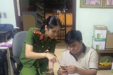 Công an “đi từng phố, gõ cửa từng nhà” tặng quà Tết Độc lập