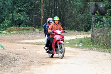 Hỗ trợ tiền xăng cho phụ huynh dân tộc Chứt đưa đón con tới trường