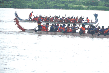 Công an, quân đội đua thuyền rồng sôi nổi tại Lễ hội sông nước TPHCM