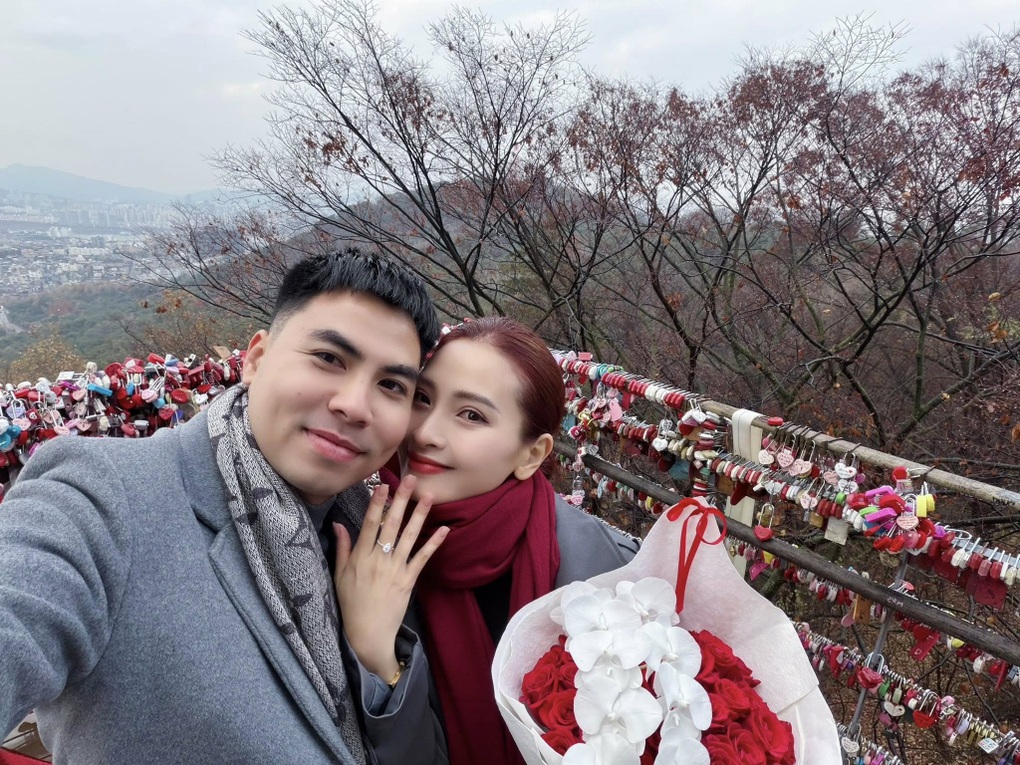 Cầu thủ Đức Huy cầu hôn MC Huyền Trang Mù Tạt ở Hàn Quốc - 1 Cầu thủ Đức Huy cầu hôn MC Huyền Trang Mù Tạt ở Hàn Quốc - 1