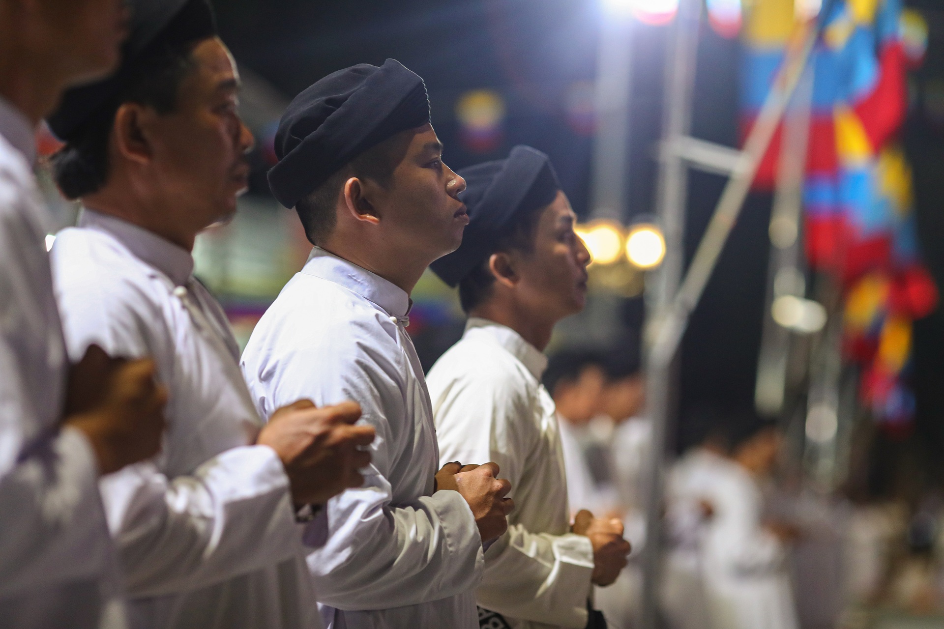 Người hành hương căng màn, mắc võng chờ dự Hội yến Diêu Trì Cung - 8 Người hành hương căng màn, mắc võng chờ dự Hội yến Diêu Trì Cung - 8