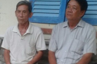 Vụ đánh bài ăn thịt gà: Công an xã xin lỗi người dân