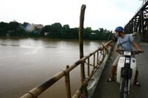 Xác định “danh tính” chiếc xe tải lao xuống sông Đuống