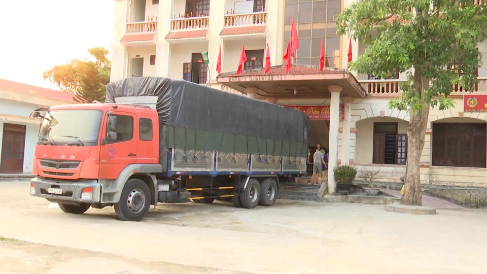 Bắt giữ hàng ngàn bao thuốc lá, dung dịch diệt khuẩn lậu - 1 Bắt giữ hàng ngàn bao thuốc lá, dung dịch diệt khuẩn lậu - 1