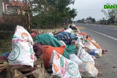 Rác thải ùn ứ sau lũ