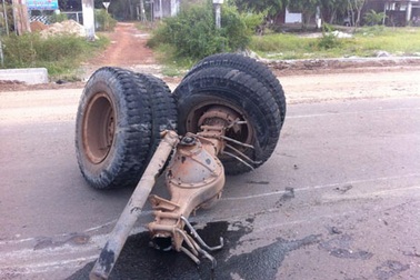 Lật xe tải, 4 lốp xe gãy văng ra ngoài