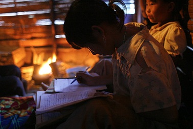 Ánh đèn tù mù soi con chữ vùng cao